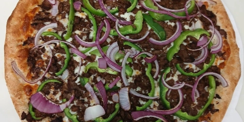 sept-pizza-cheesesteak cheesesteak pizza<br />
This fabulous creation starts with our famous Hanisch Bakery crust and is topped with house-made garlic olive oil sauce, provolone cheese, steak strips, green peppers, and onions. It pairs well with our LEMON SHANDY.